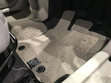 内装工程では、中古車を気持ちよくお乗りいただけるよう清掃しております。