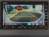 ガイドライン付きバックカメラを装備しているので、慣れない場所での車庫入れも安心です。