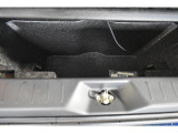 サブトランク付ですので洗車道具や工具の収納に便利です。