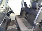 【フロントシート】ホールド感のあるシートで長距離でも疲れにくい設計です。座面や背もたれも綺麗なコンディションを保っています。