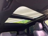 【サンルーフ】開放感たっぷりの希少装備、サンルーフが装着されています!車内に明かりを取り入れたり景色を楽しむ以外にも、車内の空気も簡単に換気できて快適です!