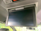 【フリップダウンモニター】大画面モニターで後席でもエンタメをお楽しみいただけます。小さなお子様にも大人気の装備です♪
