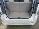 普段のお買い物に十分な広さのラゲッジスペースです。リアシートを倒せば大きな荷物も載せられます。