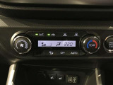 【オートエアコン】一度お好みの温度に設定すれば、車内の温度を検知し風量や温度を自動で調整してくれます。