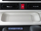 ワイヤレス充電機能 Qi がインパネセンタートレイにあり便利です。