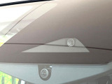【インテリジェントエマージェンシーブレーキ】フロントカメラで前方の車両や歩行者を検知。衝突しそうな時は衝突被害軽減ブレーキが作動、衝突回避をサポート。より安全にドライブをお楽しみいただけます。