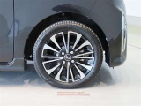 純正のアルミホイール装着車です。タイヤサイズは165/55R15です。