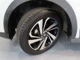 タイヤサイズは195/60R17。純正アルミが装着されております。