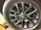 【純正18インチアルミホイール】外観にマッチした純正アルミホイールを装着しております。各種社外アルミホイールや、スタッドレスタイヤも取扱いしております。是非ご相談ください♪