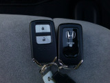スマートキー付。キーを取り出さなくてもドアロックの施錠・開錠、エンジンの始動が出来ます。雨の日や荷物の多い日にとても便利ですね。