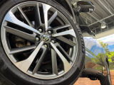 【純正18インチアルミホイール】外観にマッチした純正アルミホイールを装着しております。各種社外アルミホイールや、スタッドレスタイヤも取扱いしております。是非ご相談ください♪