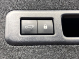 【パワーバックドア】スマートキーや運転席のボタンを押すだけでリアゲートが自動で開閉します!荷物を持っている時や、高い位置にあるバックドアを閉める際に便利な機能です♪