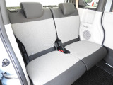 ★後部座席★足元や頭上の空間が広く、ゆったり座れる設計です。スライドやシートアレンジも可能で、乗車人数や荷物に合わせて快適に使えます。