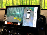 【パノラミックビューモニター】専用のカメラにより、上から見下ろしたような視点で360度クルマの周囲を確認することができます☆死角部分も確認しやすく、狭い場所での切り返しや駐車もスムーズに行えます。