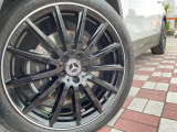 ●純正20インチアルミホイール:輸入車ならではの卓越した走りを支えるホイールと足回りです!日本車の走りに慣れている方にもぜひ体感して頂きたいほど、高いレベルでまとまっています!