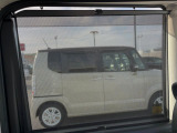 【ロールシェード】日差しや車外からの光が眩しいときにサッと引き出して使える、ロール格納タイプのサンシェードを装備。後席に乗ったお子様がウトウトしだした時など、ぜひご活用ください♪
