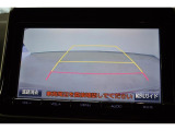 バックモニター付き。車両後方の映像が画面に表示されるので、車庫入れが苦手な人も安心です。ただし、目視確認もお忘れなくお願いいたします。