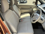 フロントシートはベンチシートです。インパネシフトで足元は広々。運転席と助手席はウォークスルーできます。