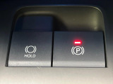 【電動パーキングブレーキ】パーキングブレーキは便利な電動式!ボタン一つで操作でき、アクセルを踏めば自動で解除されます♪レバーやペダルが無いので運転席廻りもすっきりしますね♪