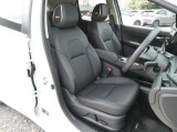 高級感のある上質な本革シートになります。前席にはシートヒーターが付いています。また運転席はパワーシートになります。