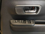電動格納式リモコンドアミラーと、パワーウィンドウスイッチ等は運転席ドアにあります。