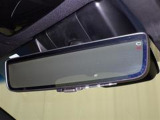 デジタルインナーミラー付き。後方視野角が広く、後席に同乗者がいても後方を確認しやすく安心です。
