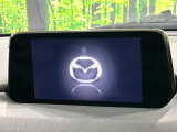 【8インチマツダコネクト】車内の雰囲気にマッチした大型のディスプレイ。スマホ接続でのナビ使用やBluetooth再生等、様々な機能が楽しめます。直感的なダイヤル操作が可能で、使い勝手も良好です。