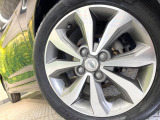 【純正アルミホイール】外観にマッチした純正アルミホイールを装着しております。各種社外アルミホイールや、スタッドレスタイヤも取扱いしております。是非ご相談ください♪