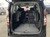 【シートアレンジ】シートを跳ね上げで荷室も広々確保出来ます。