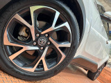 【純正18インチアルミホイール】外観にマッチした純正アルミホイールを装着しております。各種社外アルミホイールや、スタッドレスタイヤも取扱いしております。是非ご相談ください♪