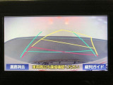 【バックガイドモニター】後方の映像をナビ画面に表示するだけでなく、ステアリング操作に連動して動くガイド線も同時に表示!予想進路の確認をしながら後退できるので便利です!