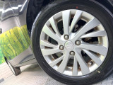 【純正アルミホイール】外観にマッチした純正アルミホイールを装着しております。各種社外アルミホイールや、スタッドレスタイヤも取扱いしております。是非ご相談ください♪