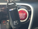 【Hondaスマートキー】カバンやポケットに入れたままでもドアの施錠・解錠が可能なスマートキーを装備。エンジンのオン・オフ時もカギを取り出す必要が無いからとっても便利です♪