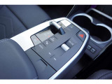 掌にフィットする人間工学に基づいたシフトレバーは、スムーズな操作をサポートします。周囲のスイッチパネルもテカリや傷が少なく、マットな質感が綺麗に保たれており、丁寧に使用されてきたことがうかがえます。