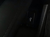 【USBポート】USBポートも装備されています♪スマートフォンのオーディオに連携も可能です。今や欠かせない装備の一つです!