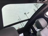 ●サンルーフ:開放感たっぷりの希少装備、サンルーフが装着されています!車内に明かりを取り入れたり景色を楽しむ以外にも、車内の空気も簡単に換気できて快適です!