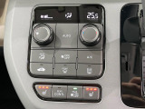 【オートエアコン】一度お好みの温度に設定すれば、車内の温度を検知し風量や温度を自動で調整。暑い&hellip;寒い&hellip;と何度もスイッチ操作をする必要はありません。快適な車内空間には必須の機能ですね♪