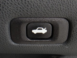 ボタン一つでトランクオープンが可能!車内から操作できる為、非常に便利な装備の一つとなります!