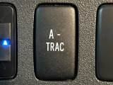 【アクティブトラクションコントロール】雪道・ぬかるみなどでスリップを起こした際の脱出をサポートしてくれる心強い機能。本格派SUVならではの特徴的な装備です!