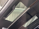 【左右独立ムーンルーフ】2列目左右席にそれぞれ配置されたガラスルーフ!日差しに合わせて片側だけシェードを閉めることも可能です!