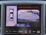 パノラミックビューモニターを装備!上から車両を見下ろしたような映像をナビ画面に表示できます。車両前後左右に搭載した4つのカメラ映像を継ぎ目なく合成!目視では見えない部分もリアルタイムで見れます。