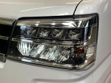 【LEDヘッドライト】悪天候や夜間走行時も良好な視界を確保し安心して運転できる高輝度LEDヘッドライトを装備!点灯速度が早く、消費電力も抑えられています。