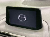 【マツダコネクトナビ】車内の雰囲気にマッチした一体型タイプのナビ。各種車輌設定やBluetooth再生等、様々な機能が楽しめます。直感的なダイヤル操作が可能で、使い勝手も良好です。