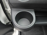 カップホルダーは運転席や助手席からちょうど手の届く位置です!!