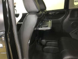 シートバックテーブルを装備