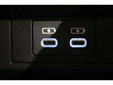 センターコンソールボックス内にも給電用のUSB端子(Type-C)を装備しています。