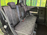 後部座席も気になるようなキズ・汚れやへたり等、大きなダメージはなく、良好な状態です。