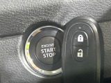 【キーレススタートシステム】カバンやポケットに入れたままでもドアの施錠・解錠が可能なスマートキーを装備。エンジンのオン・オフ時もカギを取り出す必要が無いからとっても便利です♪