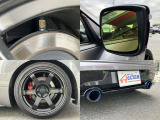 社外品が装着されています。車高調、ドアミラー、ホイール、マフラー。