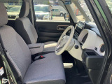 フロントシートはベンチシートです。インパネシフトで足元は広々。運転席と助手席はウォークスルーできます。